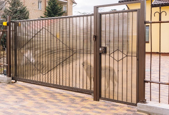 Купить ворота из профлиста с элементами ковки, с металлическими столбами в рамке или под дерево в Южно-Сахалинске от 158295 руб